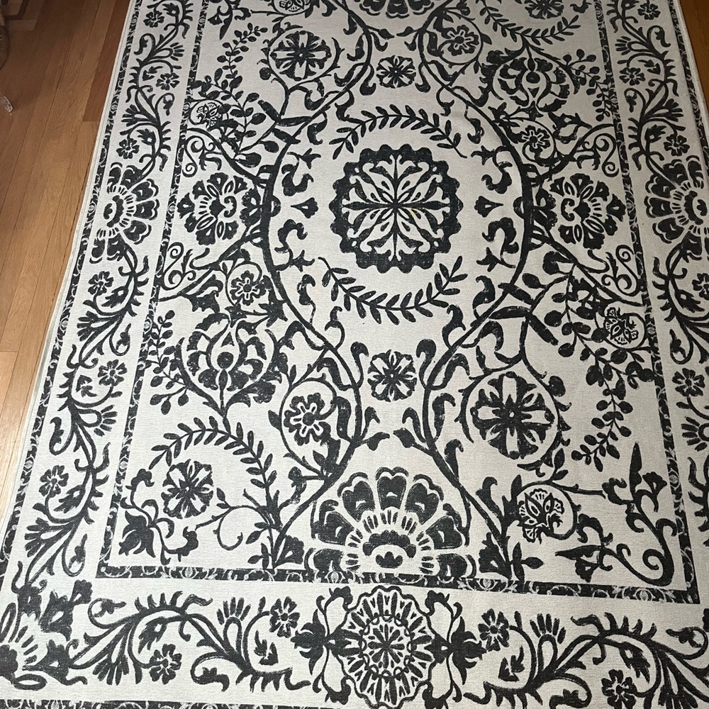 Delphina Black & White Rug Cover